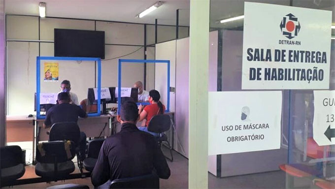   Para agendar a entrega da documentação o interessado entra no site do Detran (www.detran.rn.gov.br) e na página principal clica em "Agendamentos". Na aba seguinte acessa o botão "Habiltação" e por fim clica no ícone "Entrega Documentos CNH Popular". Preenche o campo CPF, escolhe o serviço e em seguida seleciona dia, hora e local de entrega. É importante levar a guia de agendamento para entrar na unidade do Detran no dia marcado.
