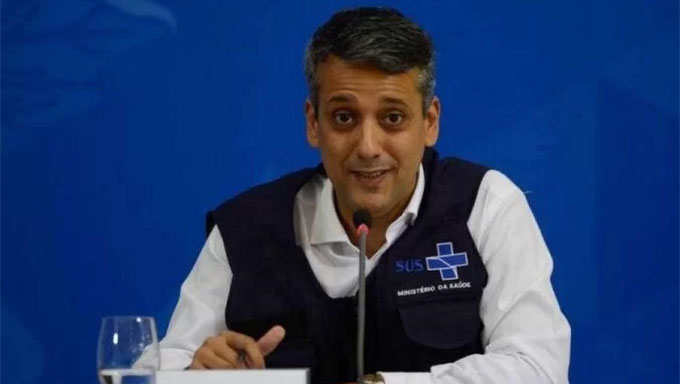   A informação foi passada a Folha de São Paulo pelo representante da empresa Davati Medical Supply, Luiz Paulo Dominguetti Pereira, citando diretamente o diretor de logística do Ministério da Saúde, Roberto Dias Pereira (FOTO), que ocupava o posto por indicação do deputado Ricardo Barros, envolvido também no escândalo da Covaxin