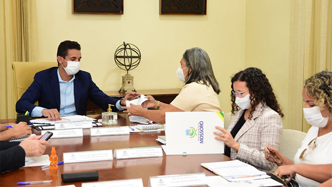   Representante dos servidores demonstraram interesse em rediscutir o Plano de Cargo Carreira e Salários e apresentaram uma série de questões pontuais, pedindo solução ao prefeito Allyson Bezerra, que, aproveitou a conversa (transmitida ao vivo pelo MH), para apresentar o que já fez até agora e o que planeja com sua equipe de agora em diante, diante das condições encontradas na Prefeitura de Mossoró no início de sua gestão.