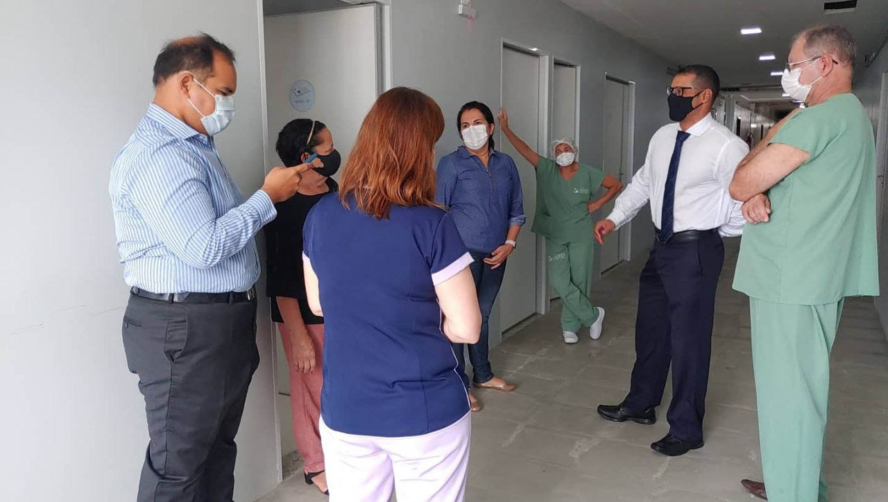   Juiz Federal diz que não pode haver descontinuidade no trabalho do HMAC. Durante a inspeção ao trabalho de restauração e ampliação do Hospital Maternidade Almeida Castro, nesta quinta-feira (1º), o Juiz Orlan Donato, da 8ª Vara Federal, conversou com a equipe médica e recebeu documentos que mostram a qualidade do trabalho que vem sendo realizado pela junta interventora da Apamim. 
