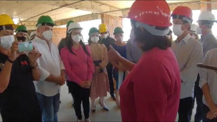   Ainda durante a visita às obras do Hospital da Mulher, na manhã desta sexta-feira (2), a governadora Fátima Bezerra enfatizou que o estado vem “segundo as pontas” sozinho com as despesas dos mais de 850 leitos disponíveis, visto que, ao contrário de 2020, este ano governo federal não mandou verbas para ajudar a custeá-los. “Este ano não veio nada de suporte adicional, o que tem é aquela contribuição para leito de UTI de R$ 1.600”, disse.