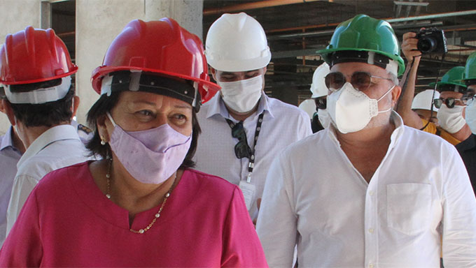   Acompanhado do senador Jean Paul Prates,  governadora Fátima Bezerra visitou as obras do Hospital Regional da Mulher, orçado em mais de R$ 100 milhões, e ouviu dos engenheiros que está tudo correndo bem, devendo está concluído até junho de 2022, conforme compromisso assumido na retomada dos trabalhos