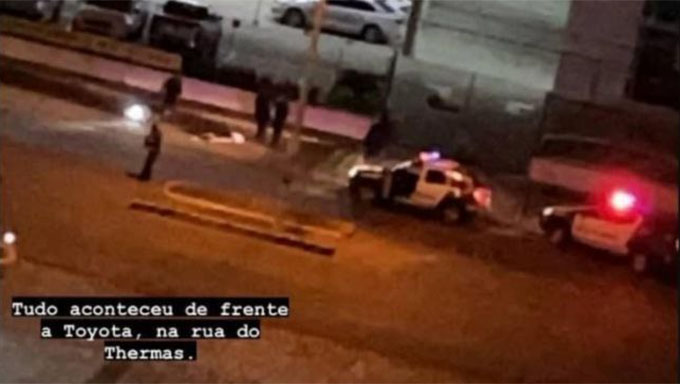 Imagem 1 -  Em NOTA DE PESAR, o DCE Maria Romana, da UFERSA, informa que o universitário Luan Carlos Melo Barreto, de 23 anos, estava se dirigindo de sua casa no Redenção, numa moto XRE, para buscar a namorada que trabalha na A&C, no Centro de Mossoró, quando teria sido baleado pela Polícia em frente a Toyolex, que fica na Avenida Lauro Monte Filho; A versão é diferente do que foi narrado pela Polícia, de que os policiais haviam o encontrado caído e o socorreram para o HRTM, onde ele não resistiu aos ferimentos