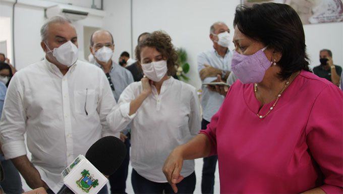   Durante visita as novas instalações do IDEMA, em Mossoró, nesta sexta-feira, 2, a governadora Fátima Bezerra, e o senador Jean Paul Prates anunciaram investimentos na ordem de 10 bilhões em geração de energia, em especial em parques solares, na região de Mossoró; disse que está trabalhando em parceria com a Prefeitura de Mossoró para reabrir a Porcelanati e que todo investimento começa com o IDEMA, que emite as licenças ambientais