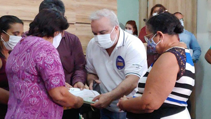   Acompanhada com o senador Jean Paul Prates, deputados, prefeitos e vereadores, a governadora Fátima Bezerra entregou a titularização fundiária de 115 imóveis na Serra do Mel. O documento já lavrado em cartório. Em  seguida fez a entrega simbólica das duas rodovias (RNS 011 E 016)  fundamentais para escoar a produção do município e também da região do Vale do Açu