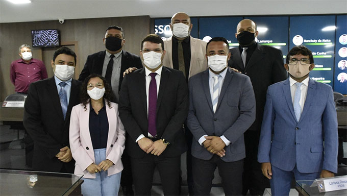    Com 21 votos a favor e 1 contrário, ele encabeçou chapa única, composta pelos vereadores Ráerio Araújo (1º vice-presidente); Gideon Ismaías (2º vice-presidente); Markuty (1º secretário); Marleide Cunha (2ª secretária); Paulo Igo (3º secretário) e Lamarque oliveira (4º secretário).