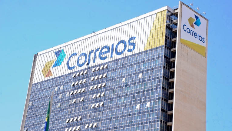   Governo Federal quer leiloar 100% do capital dos correios para a iniciativa privada. A ideia é que a proposta seja votada na câmara dos deputados até o dia 15 de julho, para que o edital do leilão seja publicado em dezembro. A informação foi confirmada pelo secretário especial de Desestatização, Desinvestimento e Mercados do Ministério da Economia, Diogo Mac Cord, em entrevista ao jornal O Globo, publicada nesta terça-feira (6).