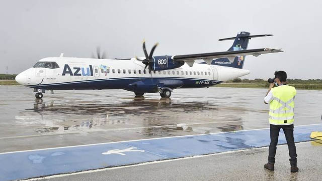   Passagem para voo Mossoró/Natal já está à venda a partir de R$129,63; rota começa em 23 de agosto. As vendas foram iniciadas nesta quarta-feira (7), em todos os canais da companhia Azul Linhas Aéreas. Os voos ligando a segunda maior cidade do estado à capital serão realizados nas segundas, quartas e sextas e terão duração média de 40 minutos. Os terminais usados serão o Aeroporto Dix-huit Rosado, em Mossoró, e o Aeroporto Internacional Governador Aluízio Alves, em São Gonçalo do Amarante.