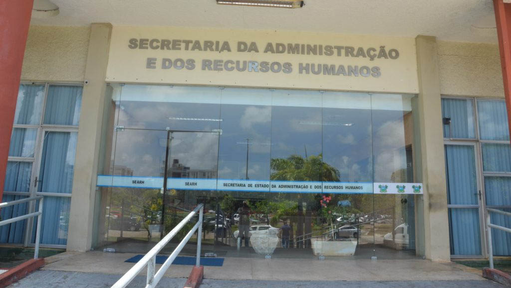   Servidores do RN poderão retornar à jornada de trabalho presencial. Decisão foi motivada em razão da melhora no quadro da pandemia no estado. Estão liberados para retornar aos postos nas secretarias e órgãos onde são lotados os servidores que não fazem parte do grupo de risco. Estes últimos podem retornar ao expediente presencial após completarem o ciclo de imunização. A decisão foi publicada no DOE desta sexta-feira (9), por meio da Portaria Conjunta nº 17 - SESAP/SEAD. Cada órgão da administração estadual direta e indireta será responsável por fazer a convocação dos seus respectivos servidores públicos.