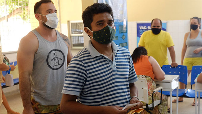   Flávio Fernando e Diego Menescal foram bem cedo a UBS Francisco Pereira Azevedo, no bairro Liberdade 1. “Foi bem tranquilo tomar a primeira dose da vacina. O pessoal está bem organizado conduzindo aqui a vacinação com excelência e a espera lá fora também está sendo pouca e tudo saindo bem graças a Deus. Estava muito ansioso para tomar a primeira dose da vacina e independentemente de qual vacina for todos nós temos que vir se vacinar para poder se livrar logo dessa pandemia”, falou Diego que mora no bairro Dom Jaime Câmara.