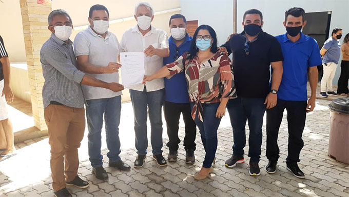   De acordo com o prefeito, desse valor R$ 1 milhão será destinado a construção de pavimentação de diversas ruas da cidade.   Já R$ 700 mil será destinado para aquisição de equipamentos e insumos para saúde. “Q administração fará um projeto para a aplicação de a-R$ 1 milhão dessa verba destinada pelo deputado João Maia, a quem nós agradecemos essa parceria  que tem sido fundamental e importante para o desenvolvimento da nossa cidade”, enalteceu Bibiano.