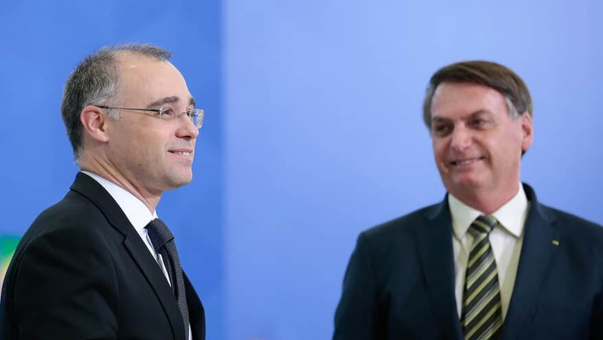   Indicação de André Mendonça ao STF é oficializada por Bolsonaro. Mendonça foi indicado a vaga aberta com a aposentadoria do Ministro Marco Aurélio Mello, que aconteceu nesta segunda-feira (12). Ele é a segunda indicação ao STF feita por Jair Bolsonaro. Em outubro do ano passado, o presidente apontou Kassio Nunes Marques para a vaga do ex-ministro Celso de Mello. A decisão, no entanto, não cabe apenas ao presidente: para ser empossado no STF, Mendonça precisará da aprovação da maioria do Senado, que tem o poder de barrar a indicação.