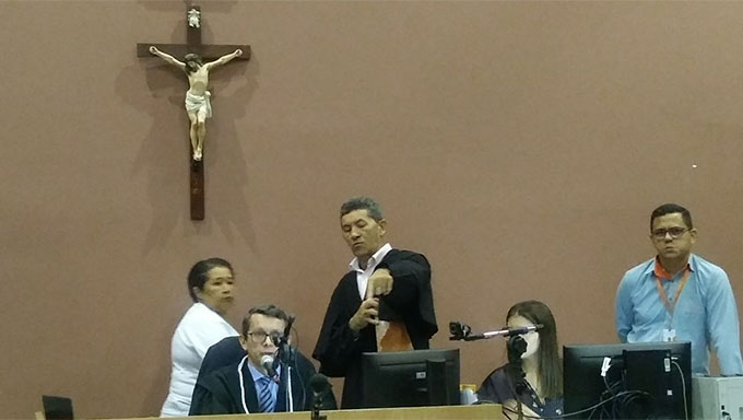   “Não será permitida entrada (no salão do Tribunal do Júri Popular no Fórum Municipal Desembargador Silveira Martins) de pessoas que não sejam parentes próximos do réu ou da vítima, por conta das restrições decorrentes da Covid-19, explica o juiz presidente do Tribunal do Júri Popular.