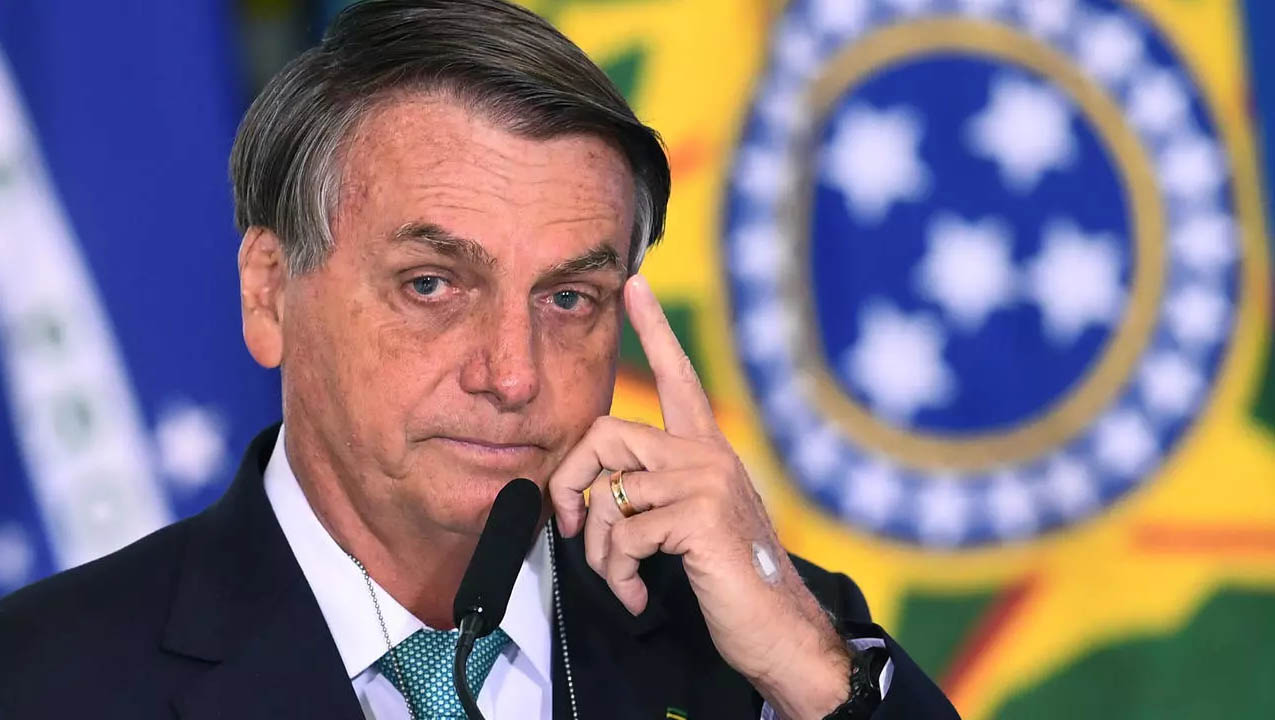   Com dores abdominais, Bolsonaro dá entrada no Hospital das Forças Armadas. O presidente vem sofrendo com crises de soluços na última semana. Segundo fontes, o presidente realizou exames e passa bem. Também é avaliada a possibilidade da realização de uma cirurgia nos próximos meses para retirada de uma hérnia na região abdominal. 