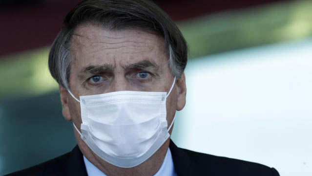   Bolsonaro apresenta obstrução intestinal e é transferido para São Paulo. A informação foi divulgada, por meio de nota, pelo ministro das Comunicações, Fábio Faria, na tarde desta quarta-feira (14). O presidente foi internado no Hospital das Forças Armadas, em Brasília/DF, no início da manhã de hoje, após reclamar de fortes dores abdominais. Ainda segundo a nota, os novos exames a serem realizados em São Paulo irão determinar se Bolsonaro precisará passar por uma cirurgia de emergência.