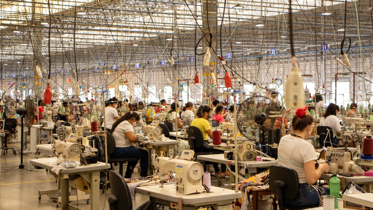   Grupo Guararapas realiza nova contratação de 579 trabalhadores no RN. O comunicado sobre as contratações foi feito pelo diretor industrial, Jairo Amorim, que atribui o crescimento no número de empregos da fábrica em Natal aos incentivos do Governo do Estado, destacando a importância do Programa de Estímulo ao Desenvolvimento Industrial (Proedi), criado na gestão da governadora Fátima Bezerra no âmbito da Secretaria de Estado do Desenvolvimento Econômico (Sedec).