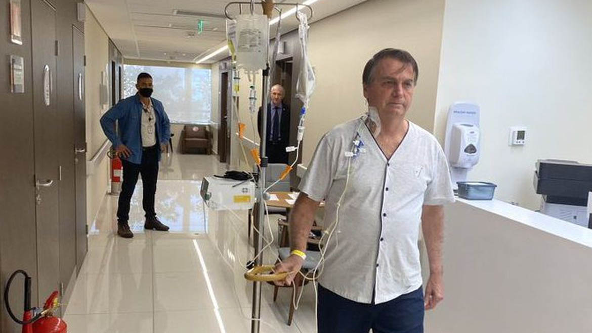  Evolução clínica de Bolsonaro é considerada “satisfatória”, diz boletim médico. O presidente está internado desde o dia 14, em São Paulo, após apresentar uma obstrução intestinal. Ainda de acordo com o informe da equipe médica, Bolsonaro passa bem, mas não há previsão de alta. Ontem (15) foi feita a retirada da sonda nasogástrica com a perspectiva de que hoje fosse retomada a alimentação oral.