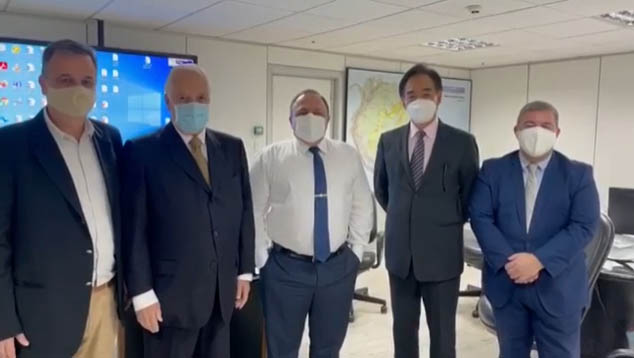   Pazuello negociou compra da Coronavac com intermediários pelo triplo do preço do Butantan. É o que mostra um vídeo entregue à CPI da Pandemia, registrando o encontro do ex-ministro da Saúde com empresários que se apresentavam como intermediários para a compra da vacina Coronavac com o governo da China. No registro, Pazuello prometeu fechar contrato para a aquisição de 30 milhões de doses.