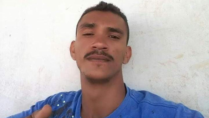    Robson Lian Negreiros de Medeiros, de 27 anos, tinha duas condenações por assalto, estava cumprindo pela usando tornozeleira e trabalhava de vigilante na comunidade; Ele foi executado na noite desta sexta-feira, 16