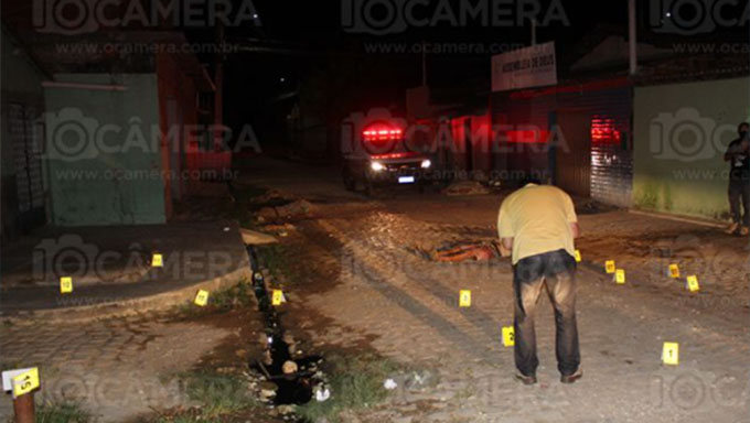   Vítima é conhecida por Gabriel Freire da Silva, aparentemente jovem; foi baleado e morreu no meio da rua. Os moradores do bairro falaram que quando começou os tiros, eles se trancaram dentro de casa e só saíram quando a PM chegou