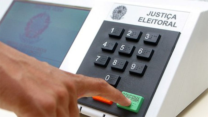   Na última sexta-feira (16), em meio ao tumulto e encenação, os apoiadores de Bolsonaro na Comissão Especial que analisa a proposta conseguiram impedir que a matéria fosse rejeitada pela maioria do colegiado, assegurando alguma sobrevida a essa peça de saudosismo político concebida em nome do ilusionismo barato que caracteriza a narrativa bolsonarista.