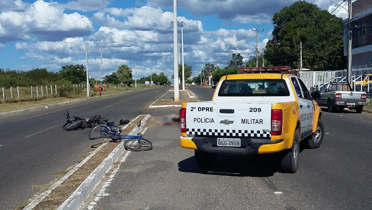   Acidente aconteceu no início da tarde desta segunda-feira, 19; O SAMU foi acionado ao local para socorrer o piloto da motocicleta, que também ficou ferido; Envolvidos na ocorrência ainda não foram oficialmente identificados