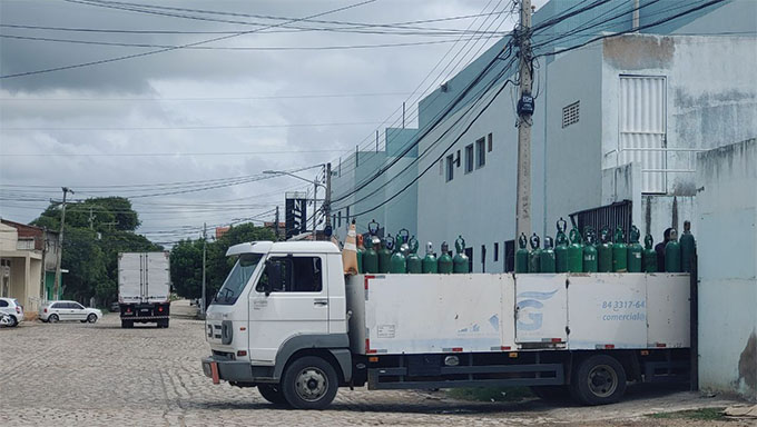   De acordo com os diálogos já estabelecidos com as autoridades, no dia 1º de agosto será fechado uma UTI covid19 de 10 leitos. Depois, no dia 15, será fechada outra. A previsão é no final de agosto encerrar o contrato de arrendamento do Hospital São Luiz para tratamento de pacientes covid19 na região Oete do Rio Grande do Norte. 