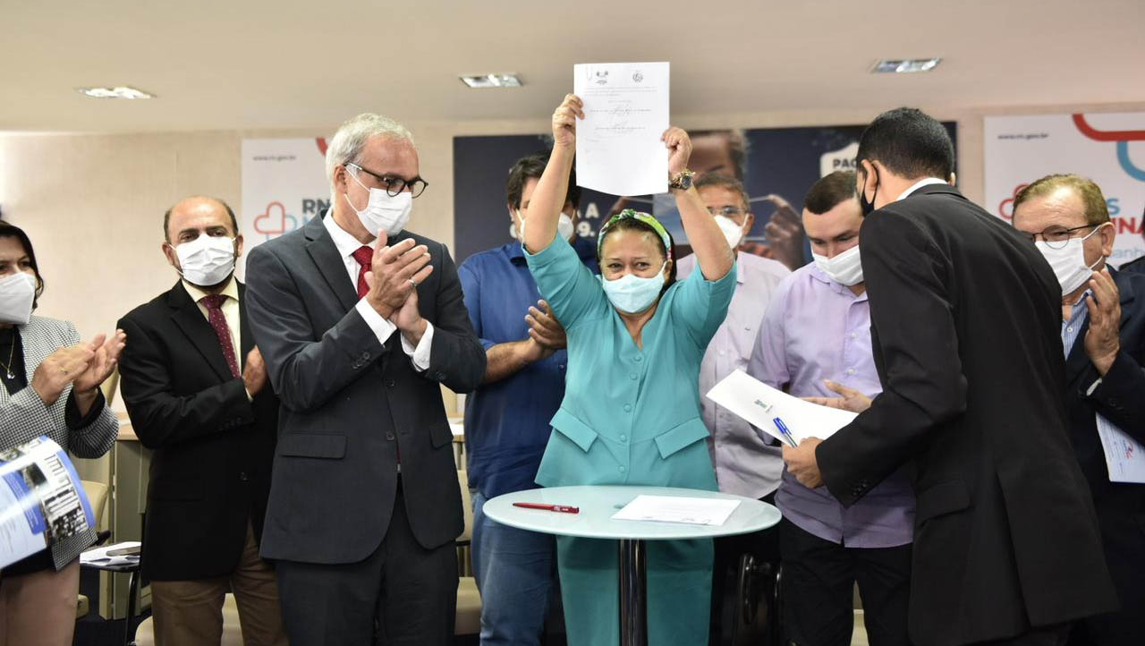   Com investimento inicial de R$ 8 milhões, Parque Tecnológico do RN comece a funcionar em 2022. O Parque Científico Tecnológico Augusto Severo - PAX, ficará localizado no município de Macaíba. Nesta quarta-feira (21) o Governo do RN assinou termo recebendo a cessão de área de 500 mil metros quadrados, que pertencente à UFRN, para construção do equipamento. Para o início do funcionamento do Parque, o Governo do Estado vai investir R$ 8 milhões, por meio do Projeto Governo Cidadão via empréstimo junto ao Banco Mundial.
