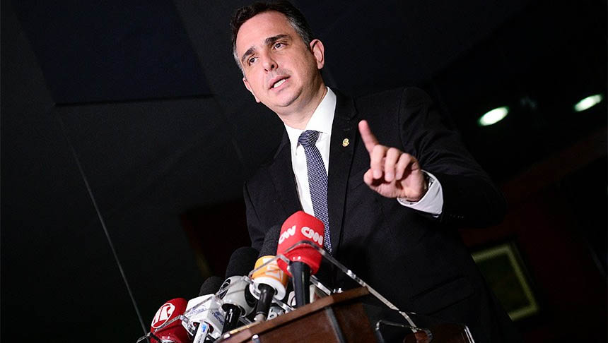   Pacheco diz que “realização de eleições periódicas, inclusive em 2022, é inegociável”. O presidente do Senado reagiu às ameaças à realização de eleições em 2022 atribuídas ao ministro da Defesa, Walter Braga Netto. Em sua conta no Twitter, Rodrigo Pachedo disse que “discussões sobre o sistema político-eleitoral, formas de financiamento de campanhas, voto eletrônico ou impresso, entre outros temas, cabem ao Congresso Nacional, a partir do debate próprio do processo legislativo e com respeito às divergências e à vontade da maioria”; Outros senadores também se manifestaram sobre a ameaça de golpe à democracia.