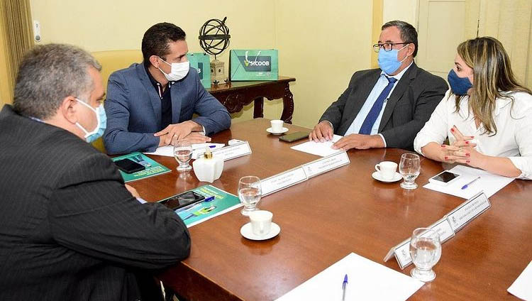  Em processo de expansão, Sicoob Potiguar abrirá agência em Mossoró nos próximos meses. O Presidente do Sicoob Potiguar Custódio Arrais e a Diretora Executiva, Anacelly de Paula, apresentando o Sicoob ao Prefeito Alysson  Bezerra e o  Presidente da CDL Mossoró