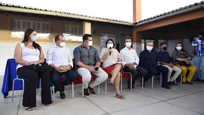   Na ocasião, a governadora comentou a satisfação de poder entregar esses investimentos ao Alto Oeste na área à qual está diretamente ligada: “como professora que sou, me realizo ao poder entregar estas salas de aula renovadas, laboratórios que antes sequer existiam, equipamentos novos. Sei que agora novos horizontes se abrirão para crianças, jovens, professores e professoras que farão bom uso desse espaço.” 