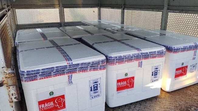   Fátima anuncia a chegada de mais 179.600 vacinas; RN já recebeu 2.464.910 doses. De acordo com informações da governadora, os imunizantes chegarão ao estado divididos em três remessas. A primeira chega ao meio dia desta terça-feira (27), sendo 16.800 doses da Astrazeneca, 57.700 da coronavac e 1.100 da Janssen. De acordo com os dados do RN Mais Vacina, verificado às 12h13 desta segunda-feira (26), o RN já recebeu um total de 2.464.910, destas 2.034.060 já foram aplicadas. A plataforma também mostra que 546.351 potiguares já foram vacinadas com as duas doses, o que representa 50% da população do RN.