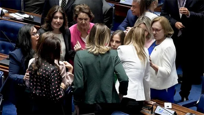   Bancada feminina do Senado emite nota de repúdio a declaração de Styvenson Valentim. No documento, as senadoras destacam que “O sentimento de indignação toma conta da Bancada Feminina do Senado Federal neste momento, em que fatos e relatos da prática de violência contra a mulher são retratados nos noticiários nacionais e nos chocam profundamente." diz a nota