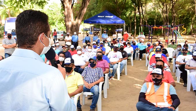   “A meta é chegar ao destino no menor tempo possível e com menor risco para o condutor”, diz o prefeito Allyson Bezerra, observando que a desorganização do trânsito é patente e requer intervenções urgentes para ampliar vagas de estacionamento, melhorar o fluxo nas vias e recuperação de ruas. Também é necessário campanhas de educação no trânsito. Daí entre a comunicação e a equipe treinada do Sest Senat, como parceiro do Poder Público Municipal.
