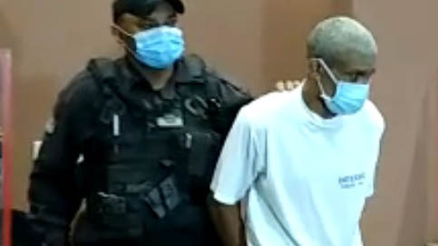   Nesta terça-feira (27), Marlucio Silva de Oliveira, de 49 anos, já foi condenado a 11 anos, 3 meses e 15 dias de prisão em regime fechado por conta das tentativas de feminicídios ocorridas nos dias 03, 04, 05 e 06 de abril de 2020, no bairro Abolição V. No último dia, ele ateou fogo na casa da vítima. Chegou a ser preso dois dias depois, mas conseguiu fugir. Nesta quarta-feira (28), volta a sentar no banco dos réus por, novamente, ter tentado matar sua ex-companheira, no dia 4 de novembro de 2020. Todas as tentativas de feminicídio aconteceram porque o réu não aceitava a separação. O novo júri popular acontece a partir das 9h, no Fórum de Mossoró.