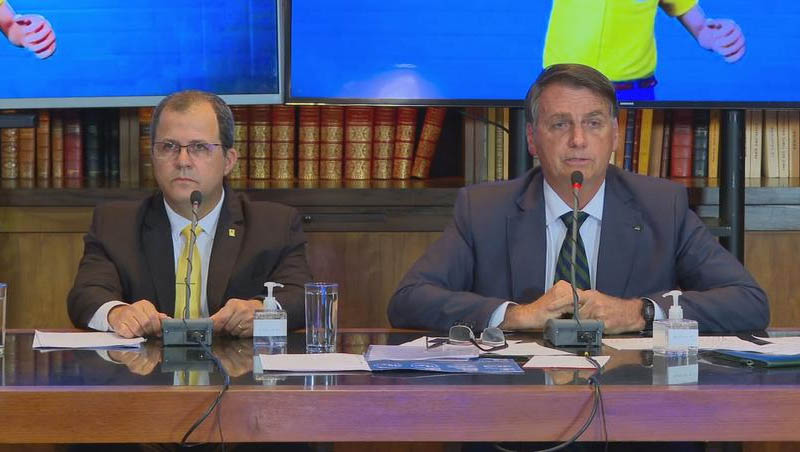   Em live, Bolsonaro admite não ter provas de “fraudes eleitorais”. O presidente convocou veículos de imprensa, nesta quinta-feira (29), e usou a emissora pública de televisão para uma transmissão em tempo real na qual, segundo anunciou, seriam mostradas "provas" das fraudes. A transmissão se estendeu por mais de duas horas e Bolsonaro tratou de diversos temas não relacionados às eleições. Em vez de provas, no entanto, o presidente apresentou uma série de notícias inverídicas e vídeos que já foram desmentidos diversas vezes por órgãos oficiais.