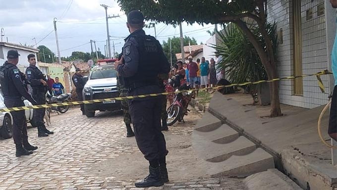   Testemunhas contaram ao MOSSORÓ HOJE que dois homens foram vistos saindo da casa de arma em punho, deixando para trás um morto na calçada e outro dentro da casa; Os baleados também estavam na casa e foram socorridos para o Hospital Regional Tarcísio Maia; A Polícia Militar isolou o local e o caso será investigado pela Divisão de Homicídios de Mossoró