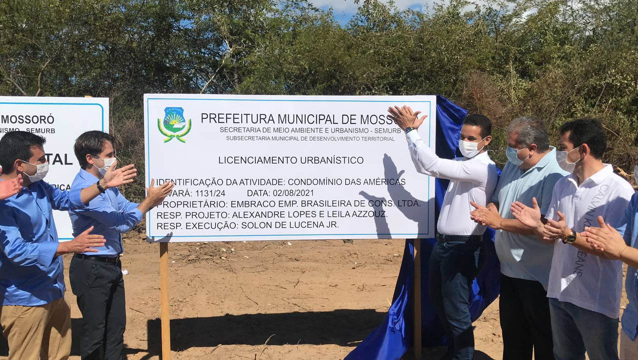   Obra do Condomínio das Américas vai gerar 400 empregos diretos e indiretos em Mossoró. Na manhã desta terça-feira (3) a construtora Embraco, responsável pelo empreendimento, recebeu o alvará para início das obras, que já podem ser iniciadas a partir de agora. A expectativa é que o lançamento das vendas aconteça nos próximos 30 dias. O empreendimento fica localizado ao lado do shopping e contará com 503 lotes, área de lazer de alto padrão e uma das infraestruturas mais modernas do nordeste, segundo a construtora. A cerimônia de entrega do alvará contou com a presença do prefeito Allyson Bezerra, dos vereadores Raério Araújo e Genilson Alves, além de secretários do município.