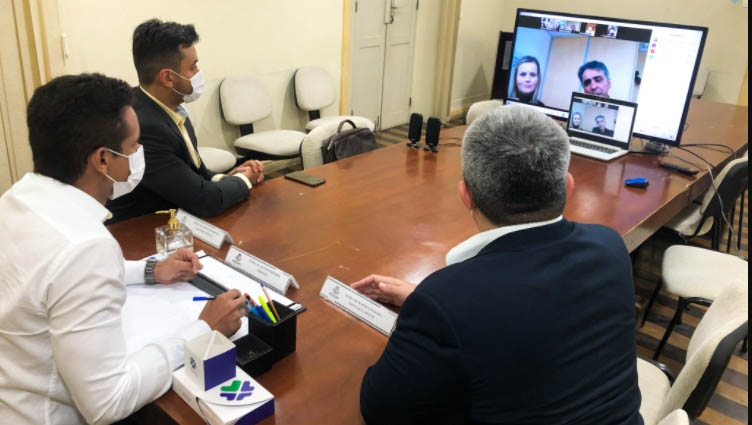   AeC anuncia 800 novas contratações neste segundo semestre, em Mossoró. A novidade foi passada em primeira mão pelo sócio-fundador da empresa, Guilherme Noronha, em reunião virtual com o prefeito de Mossoró, Allyson Bezerra. A empresa informa que para participar do processo seletivo, que deverá ser anunciado em breve, é preciso ter mais de 18 anos e ter concluído o Ensino Médio. Não é necessário ter experiência prévia como atendente. A primeira etapa do recrutamento é realizada pela internet.  Além de remuneração, os contratados terão direito a plano de saúde e plano odontológico.  