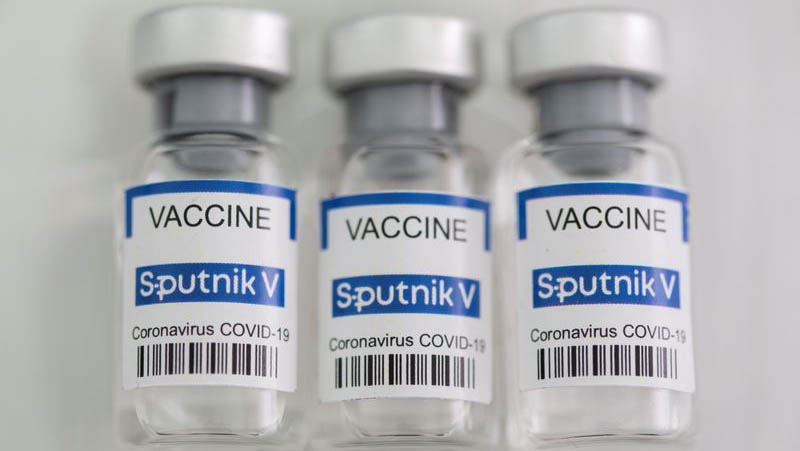   TCE emite medida cautelar determinando que o RN suspenda compra da Sputnik-V. A medida vale até que seja demonstrada, por meio de estudos técnicos, a subsistência dos motivos que justificaram a compra do imunizante e a pertinência na continuidade da contratação.De acordo com a decisão, a aquisição e pagamento das 300 mil doses da vacina russa devem obedecer às mesmas condições conferidas aos demais imunizantes já incorporados ao Plano Nacional de Imunização – PNI, ou, alternativamente, até que a União integre a Sputnik-V ao PNI, arcando com os custos e assumindo as responsabilidades.