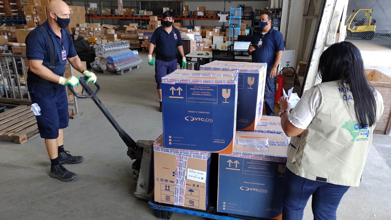   Sesap vai distribuir vacinas para iniciar imunização em mais de 40 mil potiguares. O estado recebeu hoje  20.400 doses de vacinas Coronavac/Butantan e mais 38.610 da Pfizer. As primeiras chegaram por volta do meio dia, enquanto as segundas desembarcaram no Aeroporto de Natal no período da tarde. Metade do lote da Coronavac e a totalidade dos imunizantes da Pfizer são para a primeira dose contra a Covid-19, o que ampliará as faixas etárias de potiguares que começarão seu esquema vacinal. Ao todo o RN já recebeu 2.778.520 vacinas. Destas, 2.248.108 já foram aplicadas, segundo dados do RN Mais Vacina.