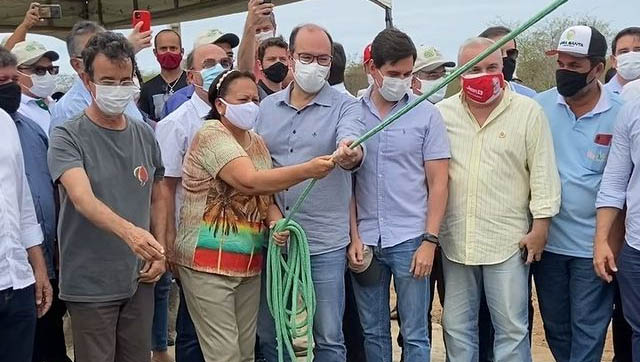   A governadora Fátima Bezerra entregou, nesta sexta-feira (6), a última etapa do projeto, localizado entre as cidades de Alto do Rodrigues, Ipanguaçu e Afonso Bezerra. A obra havia sido inaugurada no ano de 1994 e, desde então, os produtores da região esperavam a implantação da sua segunda e última etapa. O investimento foi de R$ 8,3 milhões, viabilizado por meio do Projeto Governo Cidadão, via empréstimo junto ao Banco Mundial. O projeto também recebeu recursos do mandato do Senador Jean, que acompanhou a governadora na agenda