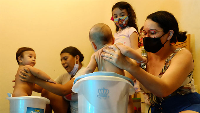   A massoterapeuta integrativa Yochabel Campelo ensinou as mamães a realizarem a massagem nos recém-nascidos. Ela acrescenta que o vínculo com a criança é o maior diferencial para que a atividade obtenha o resultado esperado.  “A shantala é uma massagem que a gente realiza em bebês. E as mães são seres mais indicados para fazer essa massagem. Isso é o mais interessante. Para se fazer a massagem shantala precisa ter vínculo com a criança, por isso que deve ser feito pela mãe, pelo pai, pela avó. Precisa ser alguém muito próximo da criança”.