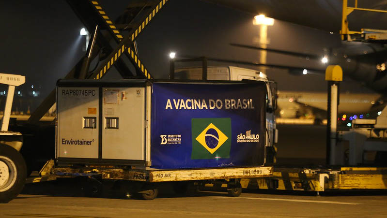   Butantan recebe 2 milhões de dose prontas da Coronavac e entrega ao PNI. A chegada de vacinas prontas dá mais agilidade à campanha de vacinação em todo o Brasil. Isso porque a produção em São Paulo envolve processos de envase, rotulagem, embalagem e um rigoroso controle de qualidade antes do fornecimento das vacinas ao Ministério da Saúde. As doses chegaram em um voo da companhia aérea Turkish Airlines no Aeroporto Internacional de Guarulhos, região metropolitana de São Paulo, às 20h30 deste domingo (8).