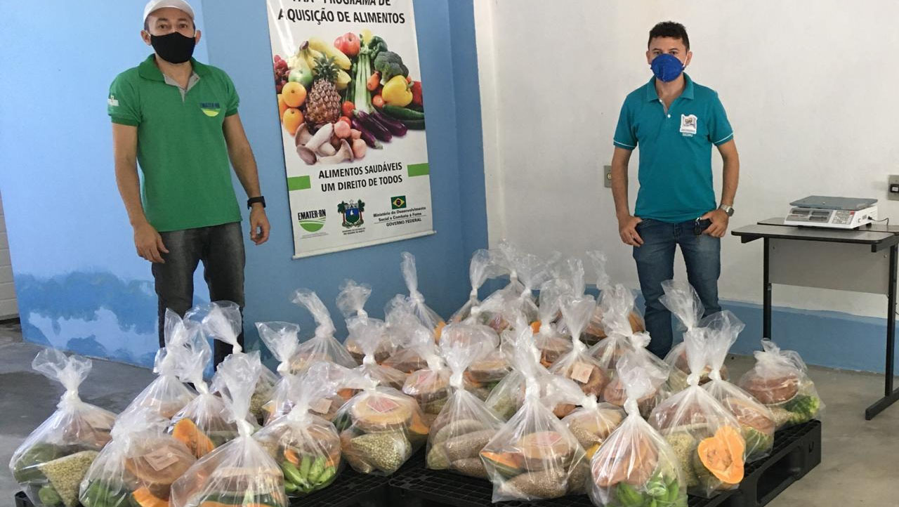   Por meio do Programa de Aquisição de Alimentos, o governo do RN já adquiriu 1200 toneladas de alimentos de 1173 agricultores familiares fornecedores do programa. Os números são referentes apenas ao ano de 2021. Com esse montante de itens, adquiridos e distribuídos simultaneamente, o programa foi realizado, até o momento, em 110 municípios. Os alimentos atenderam a 505 entidades socioassistenciais e 54.785 famílias em vulnerabilidade social e insegurança alimentar. O total em compras, até o momento, foi de R$ 5.045.401,20.