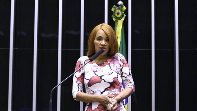   A deputada federal Flordelis, pelo PSD do Rio de Janeiro,  é acusada pelo Ministério Público de ter mando matar o marido , o pastor Anderson do Carmo, em junho de 2019, em Niterói (RJ), e estaria usando o cargo na Câmara dos Deputados para coagir testemunhas e ocultar provas do processo; Deve assumir o cargo Jones Moura  (PSD-RJ)