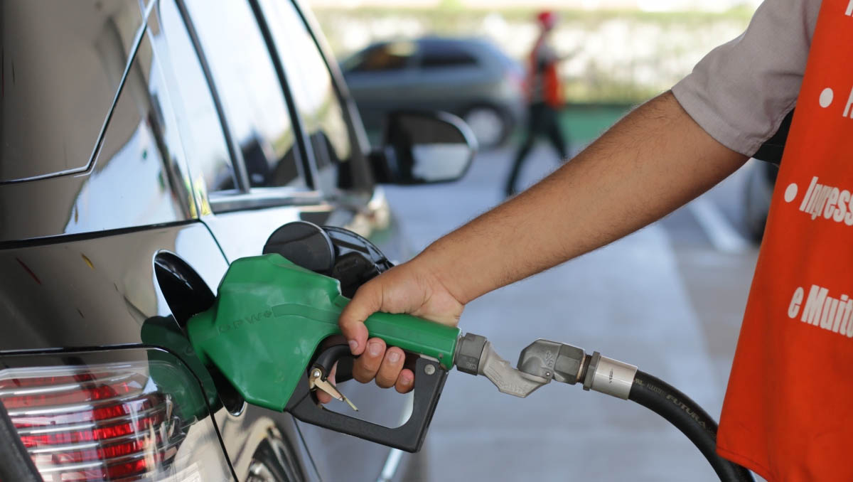   Preço da gasolina tem novo reajuste nas refinarias, passando a R$ 2,78 por litro. O anúncio foi feito pela Petrobras nesta quarta-feira (11) e já vale a partir de hoje (12). De acordo com a empresa, o aumento acompanha “a elevação nos patamares internacionais de preços” e visa “garantir que o mercado siga sendo suprido sem riscos de desabastecimento”. Em Mossoró, de acordo com o aplicativo Nota Potiguar, nesta quinta-feira, o preço da gasolina comum está entre R$ 6,12 e R$ 6,28. Já aditivada, varia entre R$ 6,24 e R$ 6,28.