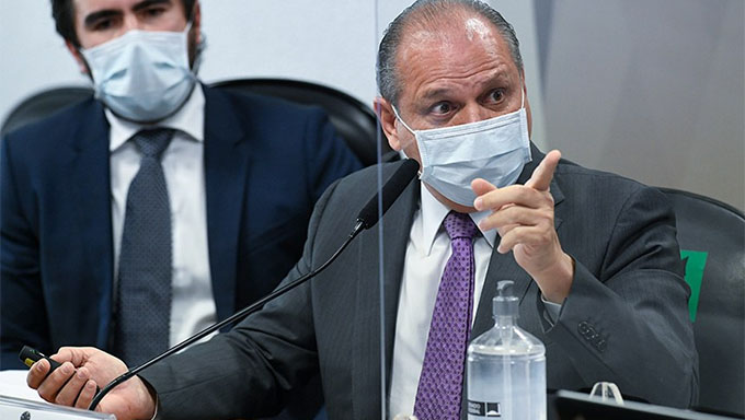   O líder do governo na Câmara, deputado Ricardo Barros, foi à CPI nesta quinta-feira (12) como convidado. Após negar envolvimento na compra da vacina indiana Covaxin, foi convocado pela CPI  Fonte: Agência Senado; em novo depoimento, Barros deixou a entender que a CPI da Covid19 é quem está atrapalhando a compra de vacinas e terminou rebatido pelo presidente da comissão, senador Omar Aziz
