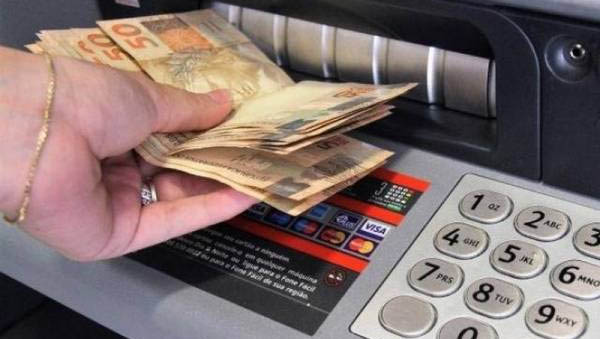   Servidor do RN recebem parte dos salários de agosto neste sábado, 14. Quase 52% dos servidores estaduais ativos, inativos e pensionistas, que ganham até R$ 4 mil (valor bruto), além de toda a categoria da Segurança Pública, recebem seu salário integral neste sábado, com depósito de R$ 249 milhões para aquecer a economia potiguar já na primeira quinzena do mês. Também amanhã, recebem 30% do salário os servidores que ganharem acima de R$ 4 mil (valor bruto).