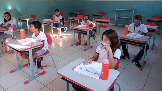   Por meio da Secretaria Municipal de Educação os kits foram entregues aos professores, que pensando numa proteção ainda mais reforçada para os docentes, eles também receberam junto ao material uma máscara “face shield”, no modelo de viseiras faciais.